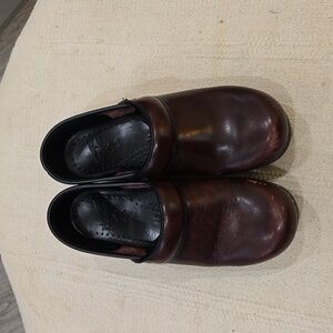 Dansko Brgundy Leather Clogs Size 38